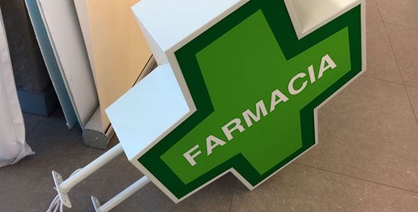 Cruz de farmacia básico con gráfica verde