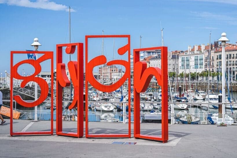 Riesige 3D-Buchstaben Gijon