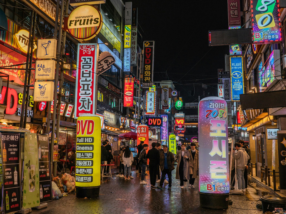 Strahlend im Rampenlicht: Die Entwicklung von Neon-Schildern und beleuchteten Displays